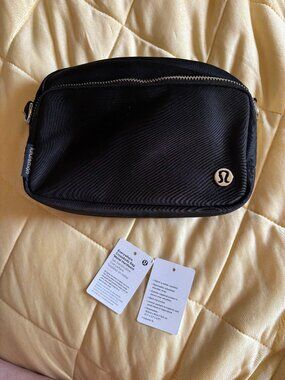 Lululemon Everywhere Crossbody Bag 2L Metal Hardware in Black
